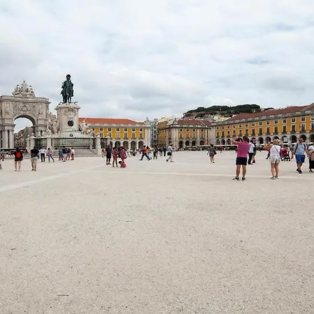 Plum Guide - Flying Fish Lisboa